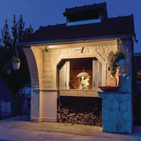 With Swimming Pool And 2 דירה שיבניק