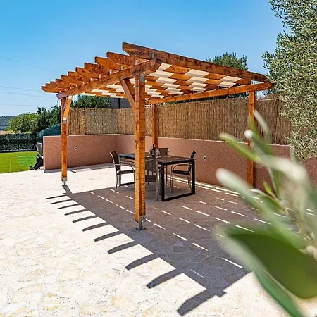 With Swimming Pool And 2 דירה