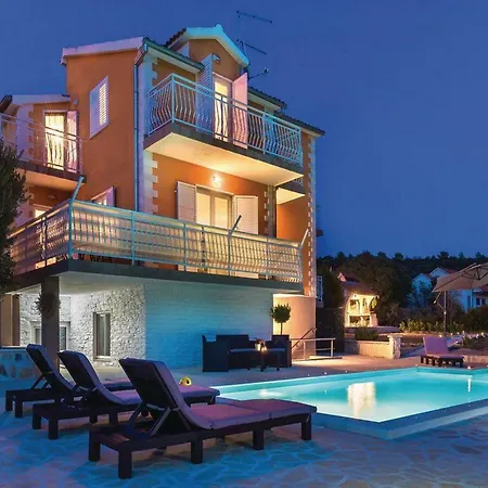 With Swimming Pool And 2 דירה *