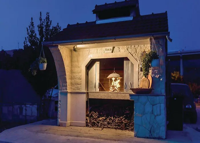 With Swimming Pool And 2 דירה שיבניק