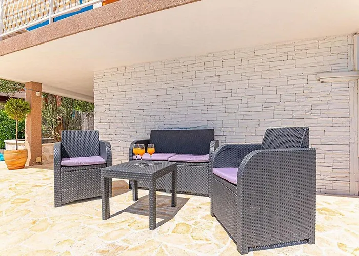 With Swimming Pool And 2 שיבניק