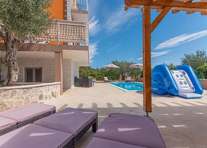 With Swimming Pool And 2 דירה *