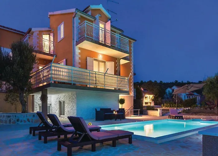 With Swimming Pool And 2 דירה *